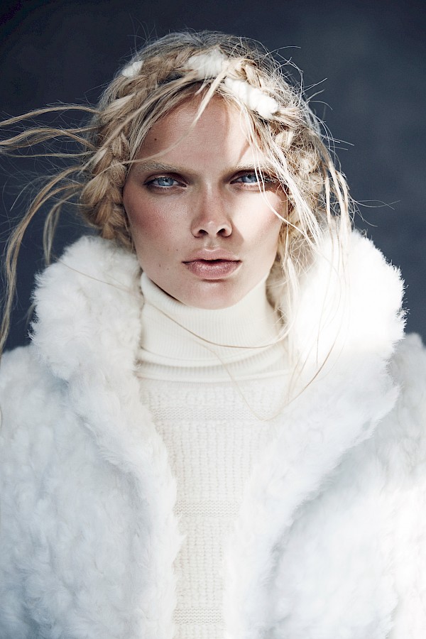 Model Jane van Kuijck starring with deep blue eyes right in the camera of Lina Tesch